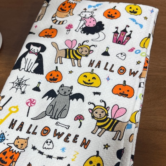 Halloween Cats in Costumes with Candy 🐈🎃🐈‍⬛ kitchen hand towels set of 2 NWT - Picture 1 of 3